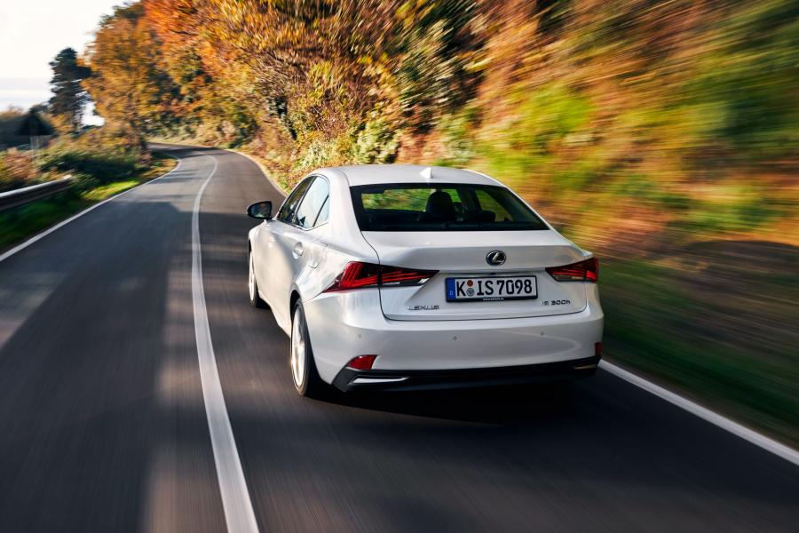  Lexus IS300h 2016 года  (WW) (фото 14 из 28)